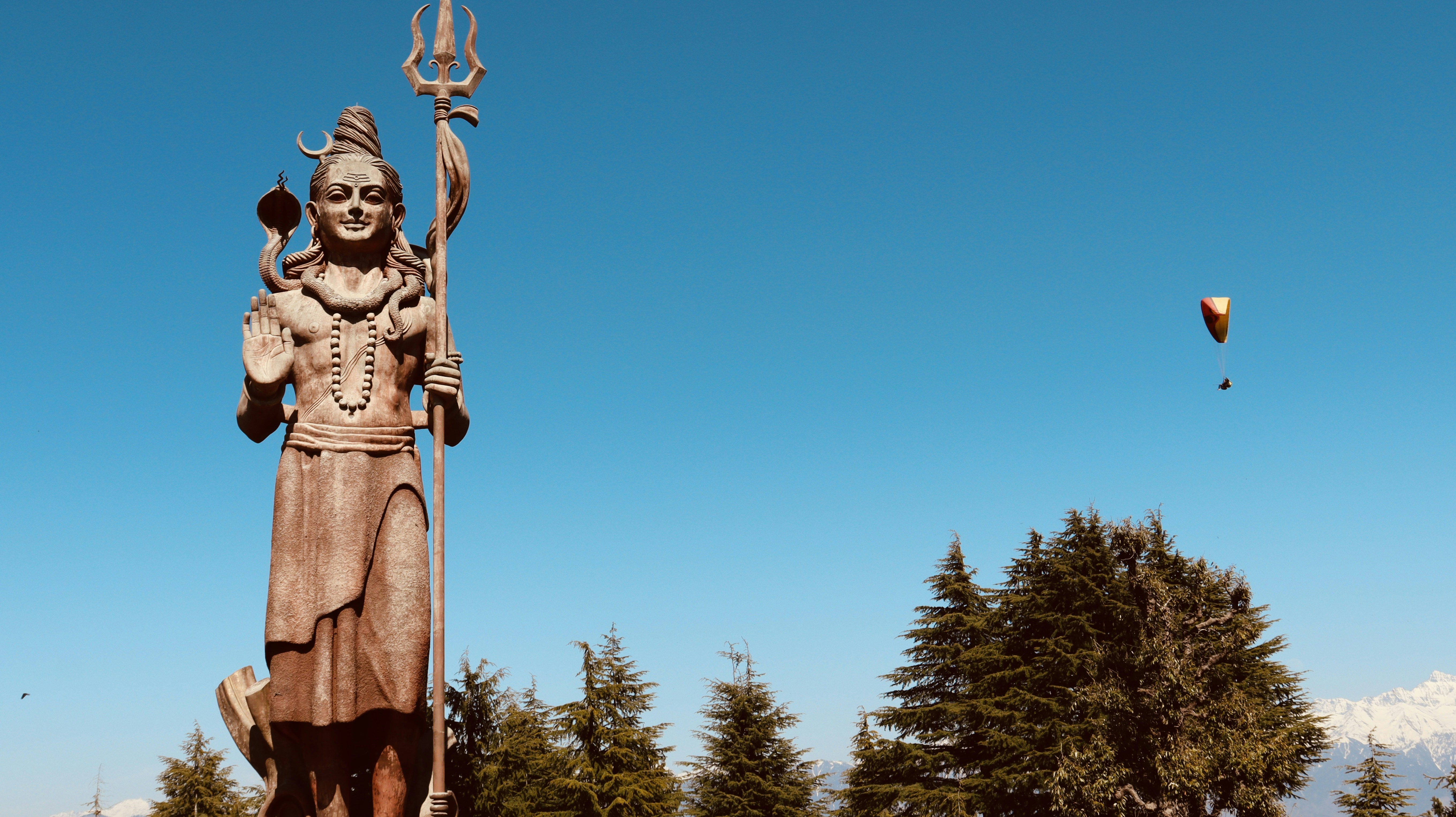 una estatua de una persona sosteniendo un bastón