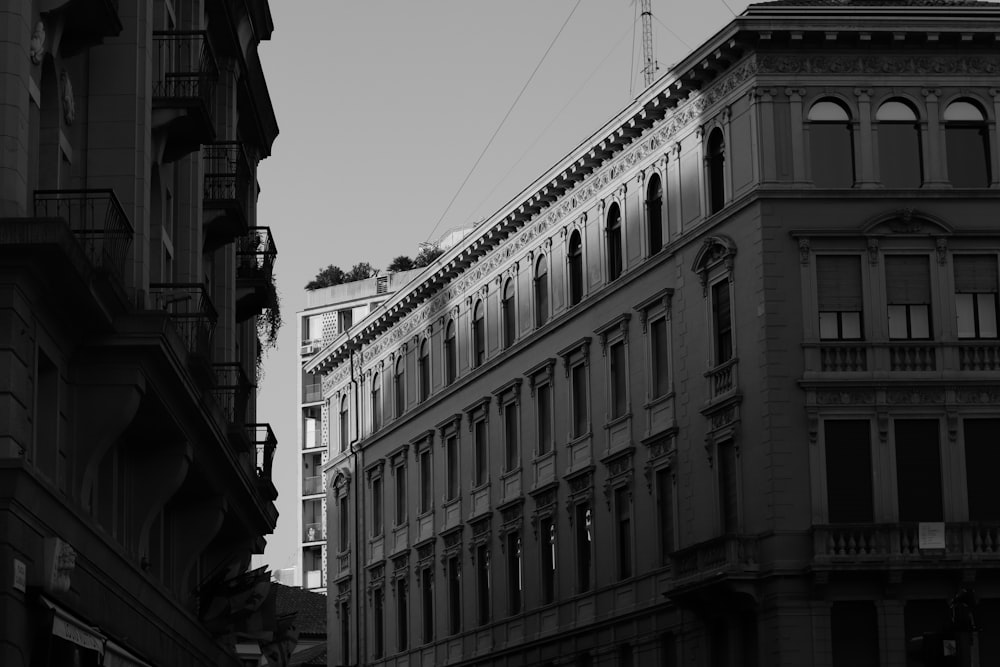 a black and white photo of a building in a city