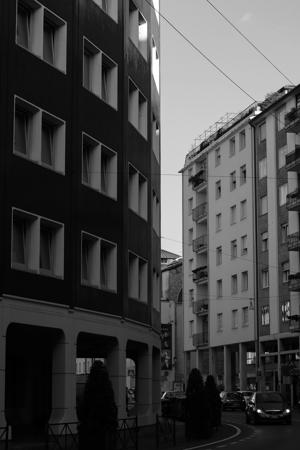 a black and white photo of a city street