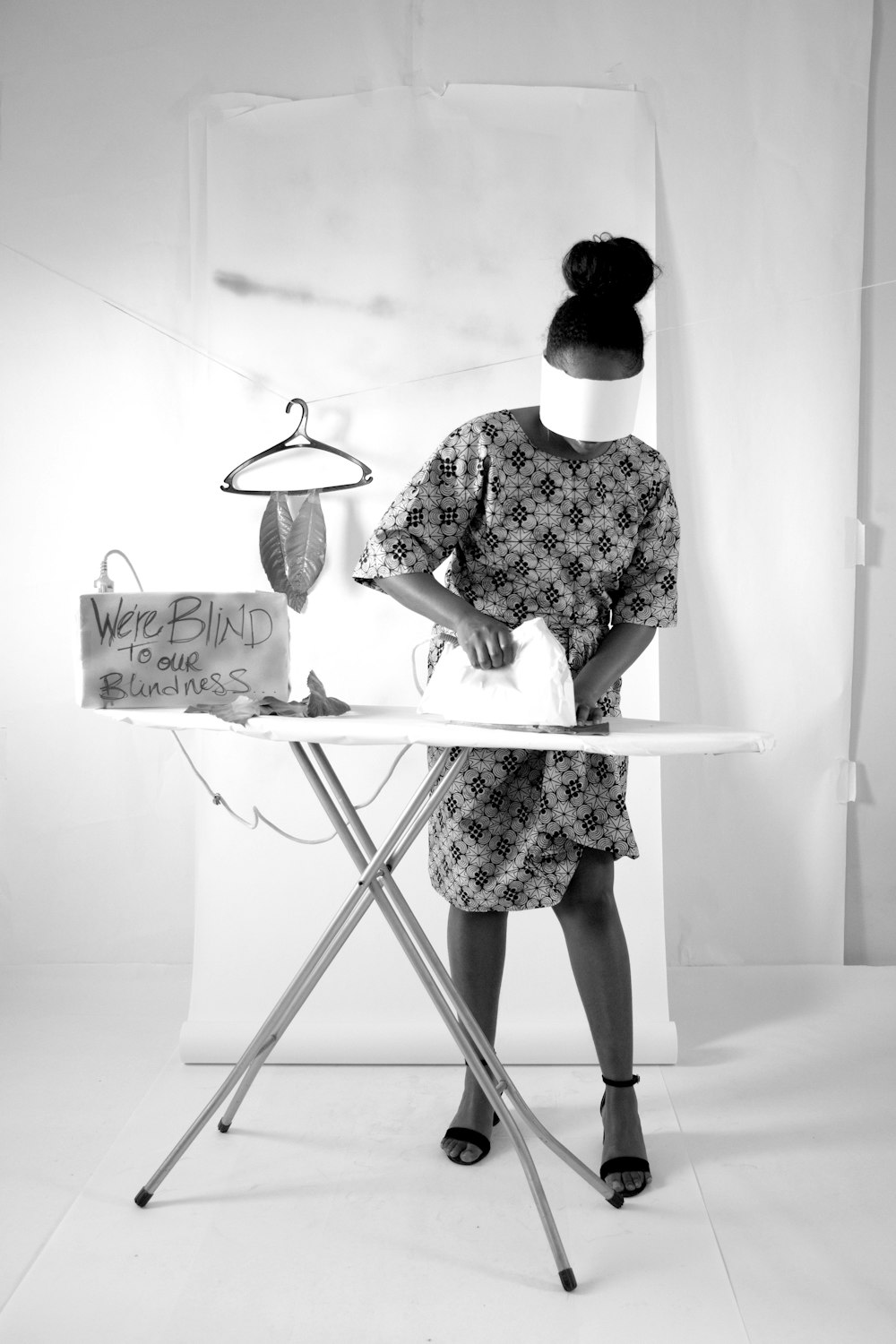 Una mujer planchando ropa en una tabla de planchar