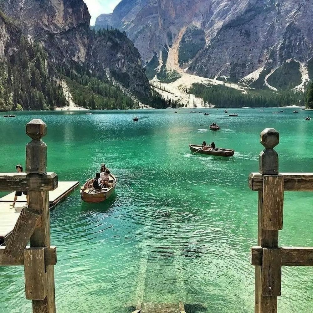 um par de barcos flutuando no topo de um lago