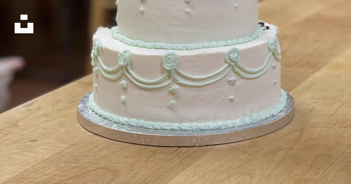 Un Délicieux Gâteau D'anniversaire à Trois Niveaux Orné De Bougies Allumees Decorations Florales Colorees 258195279 Un Délicieux Gâteau D'anniversaire à Trois Niveaux Orné De Bougies Allumees Decorations Florales Colorees 258195279