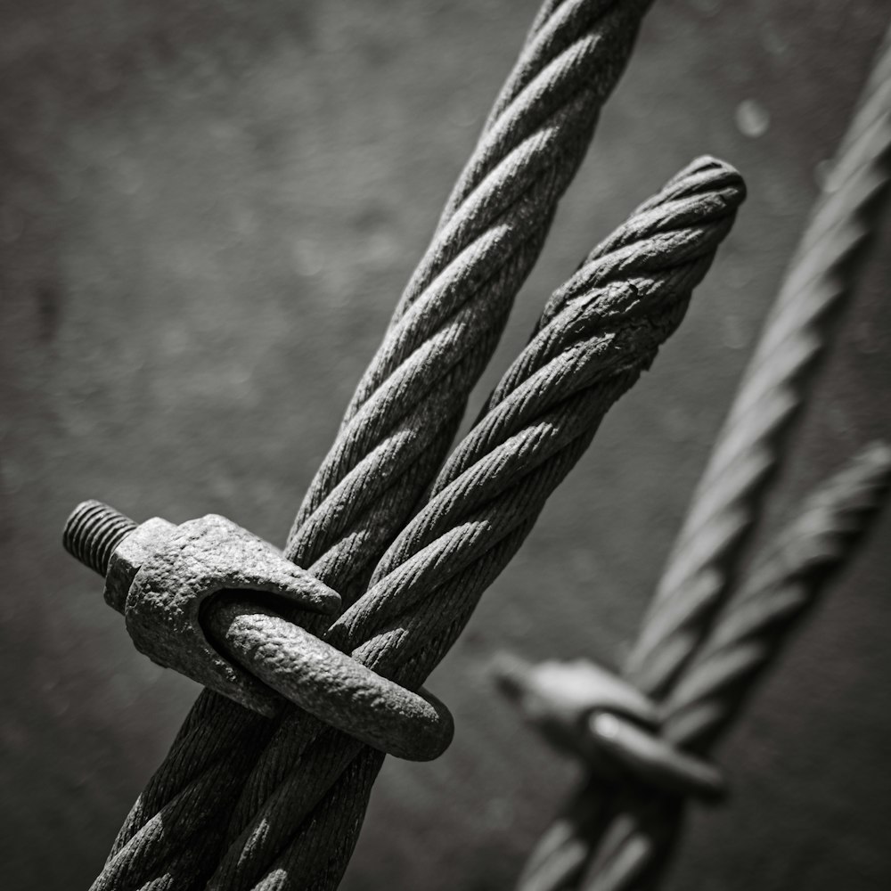 Ein Schwarz-Weiß-Foto eines Seils