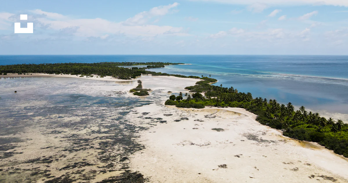 Azan Rasheed Foto Una vista aérea de una isla en medio del océano – Imagen Maldivas ...