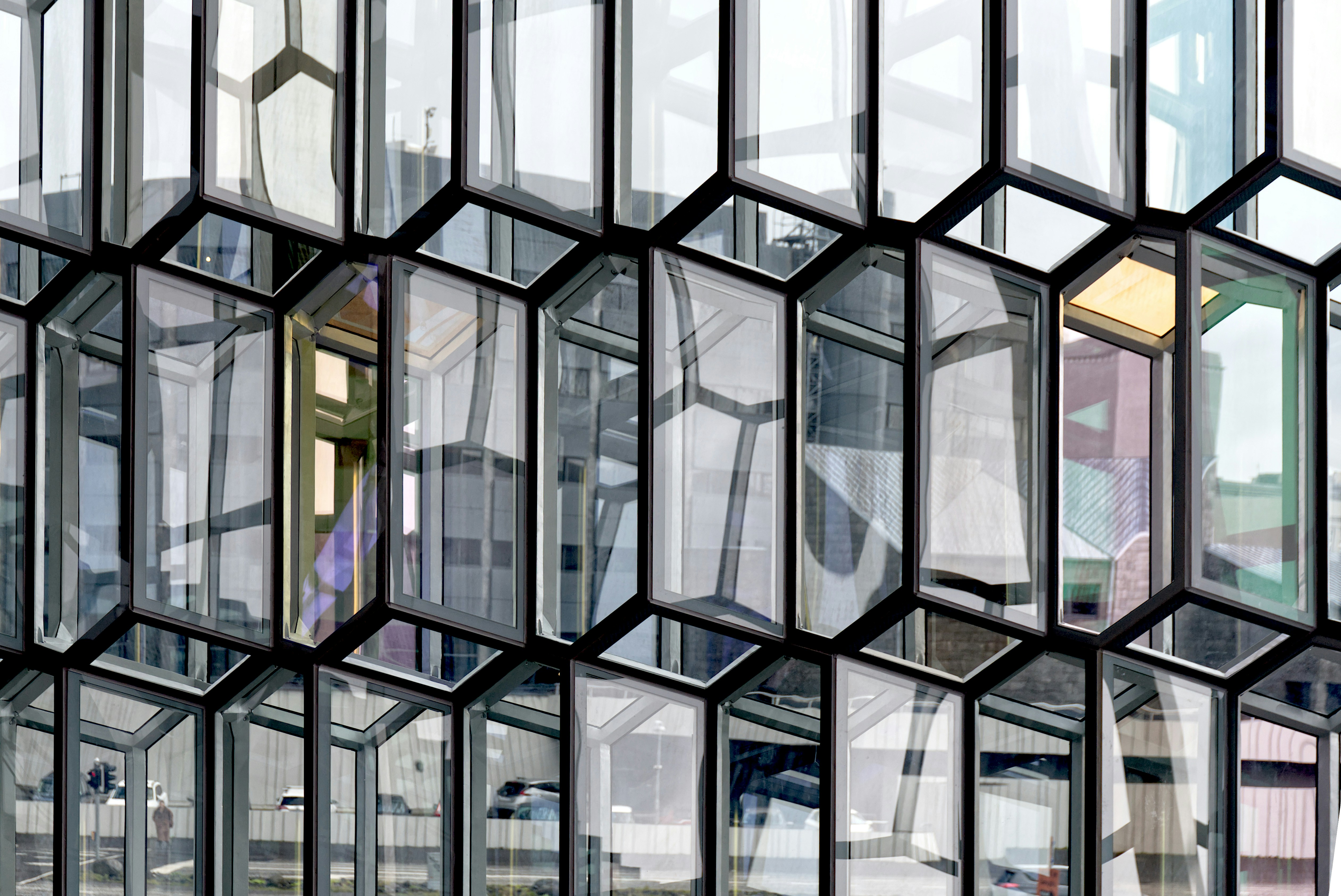 Un edificio con muchas ventanas y un reloj en el lateral