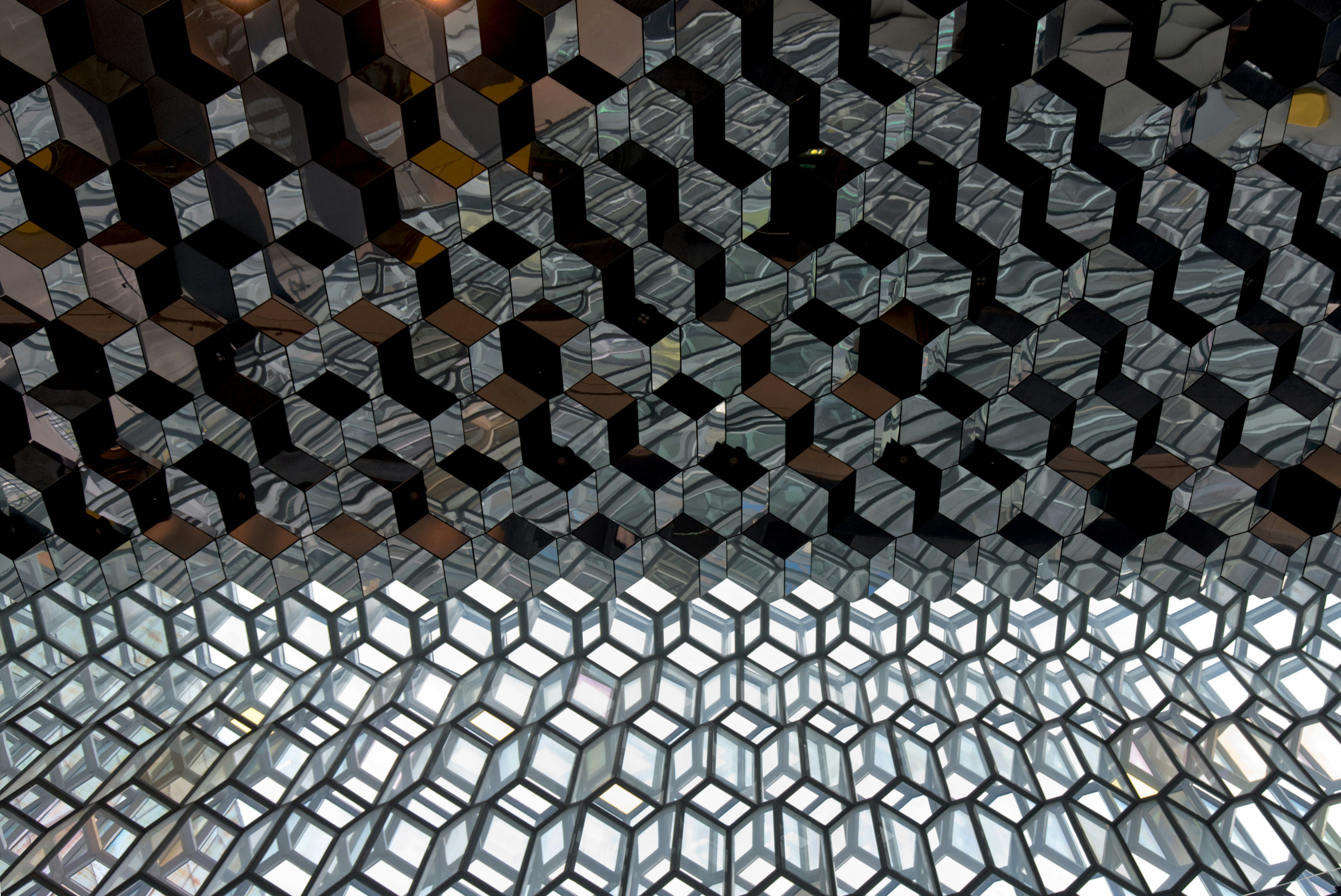 Un edificio con muchos espejos en el costado