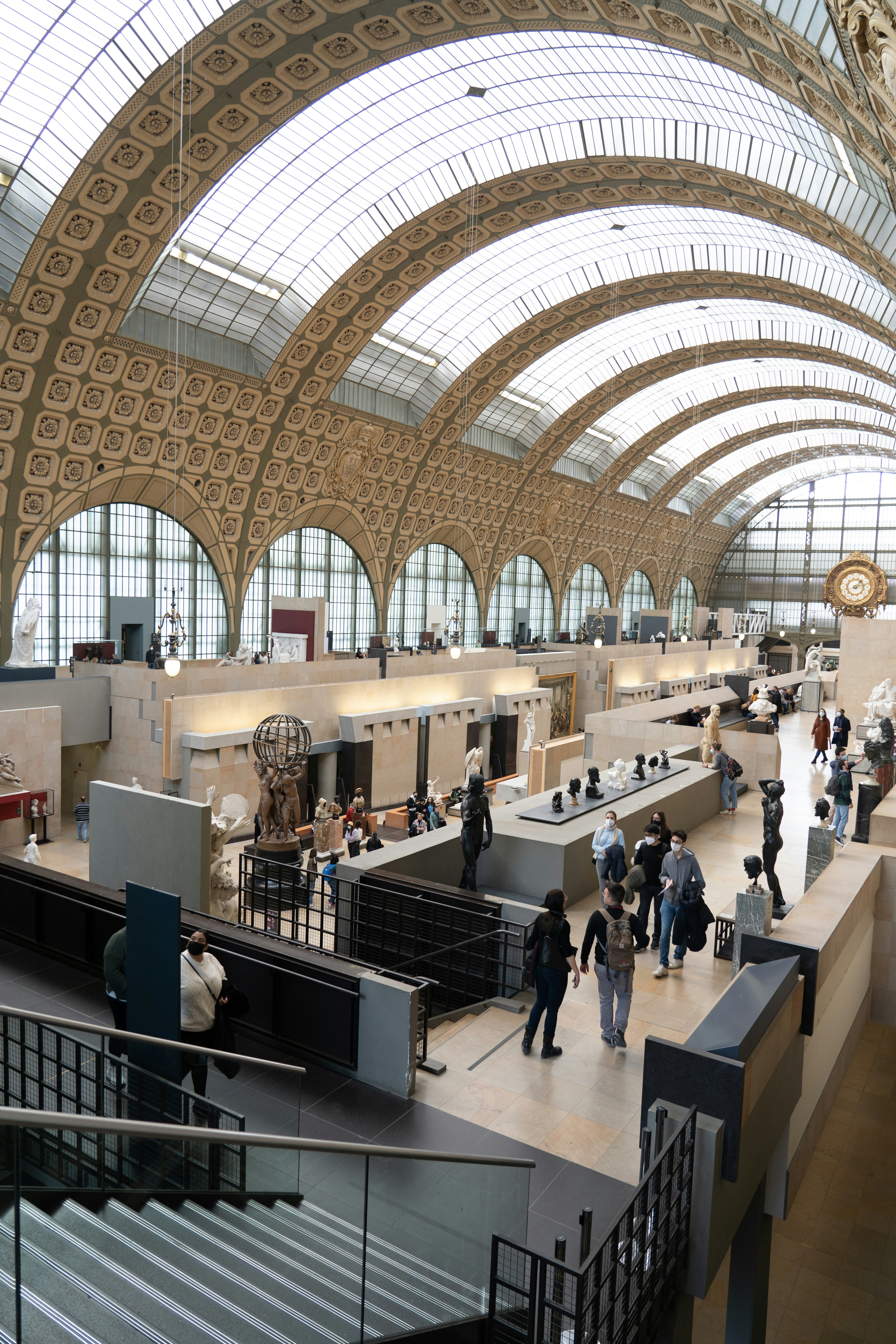 una stazione ferroviaria piena di gente