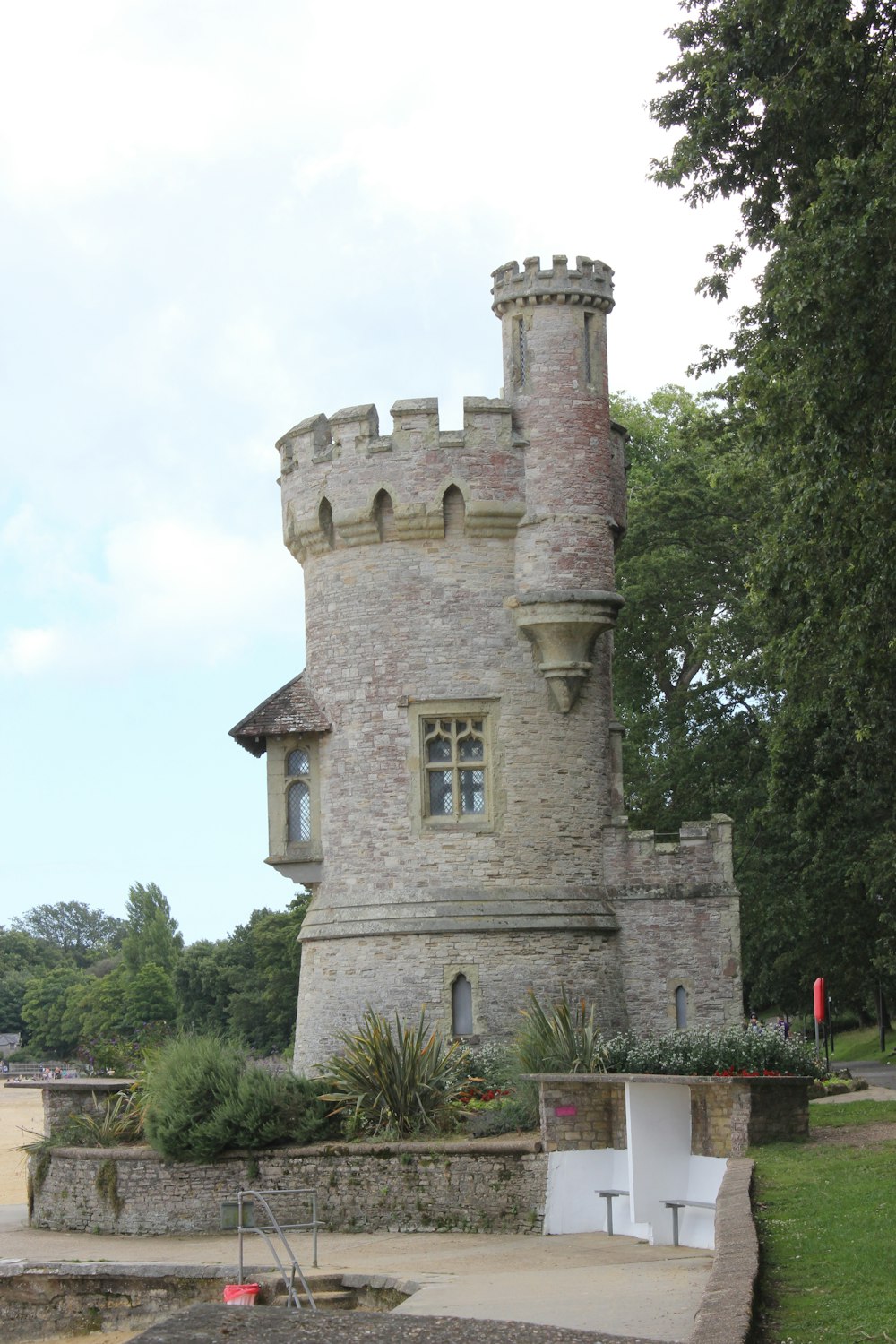 Un castillo como edificio con una torre del reloj