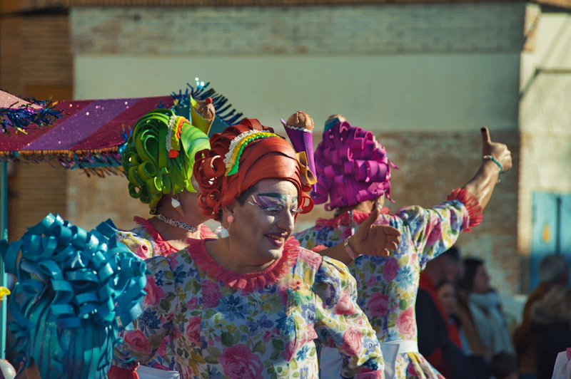 mujer bailando en vestido colorido
