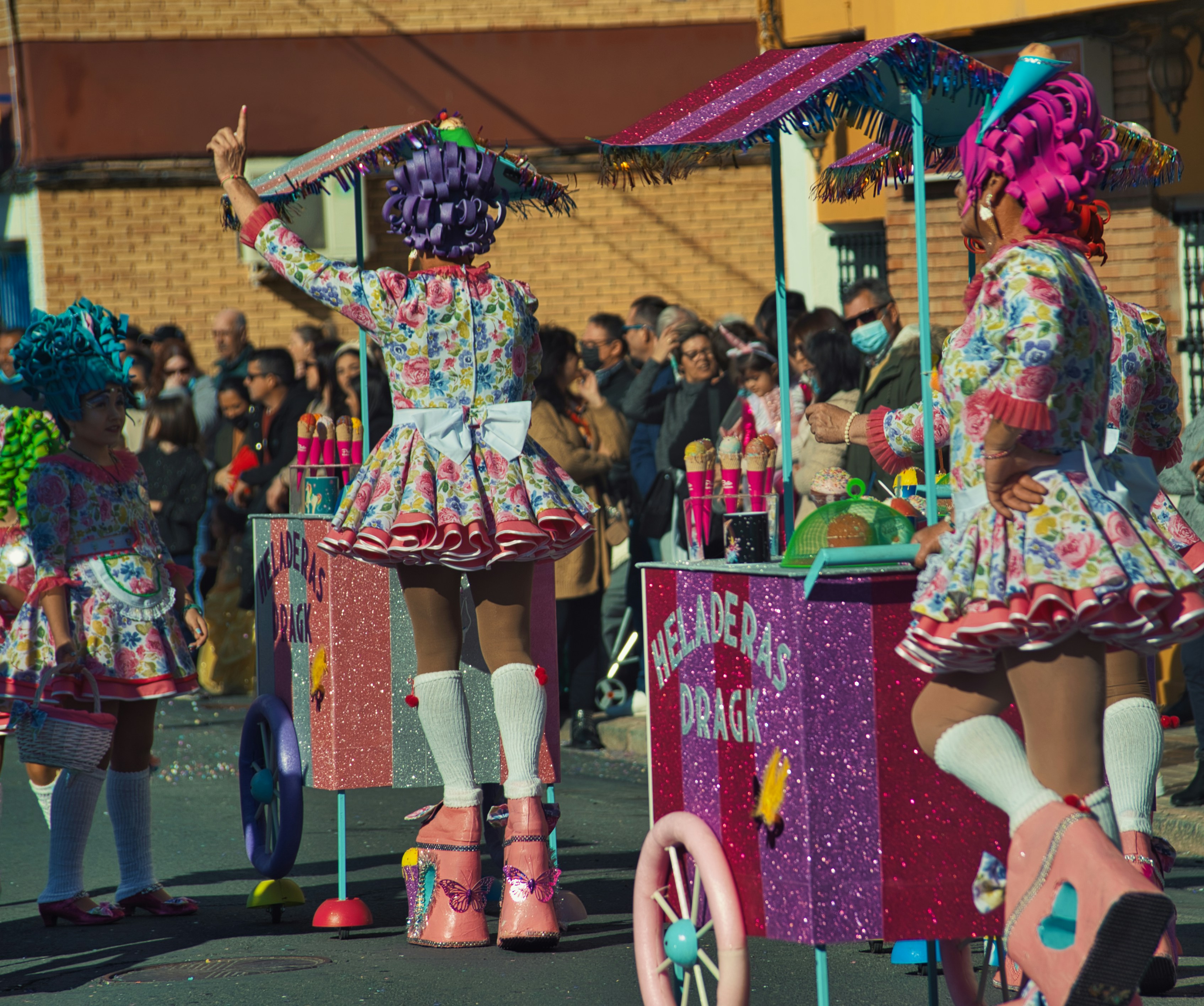 Eine Gruppe von Menschen, die auf einem Festwagen fahren