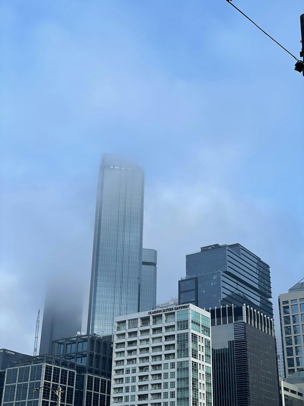 고층 건물과 신호등이 있는 도시의 모습