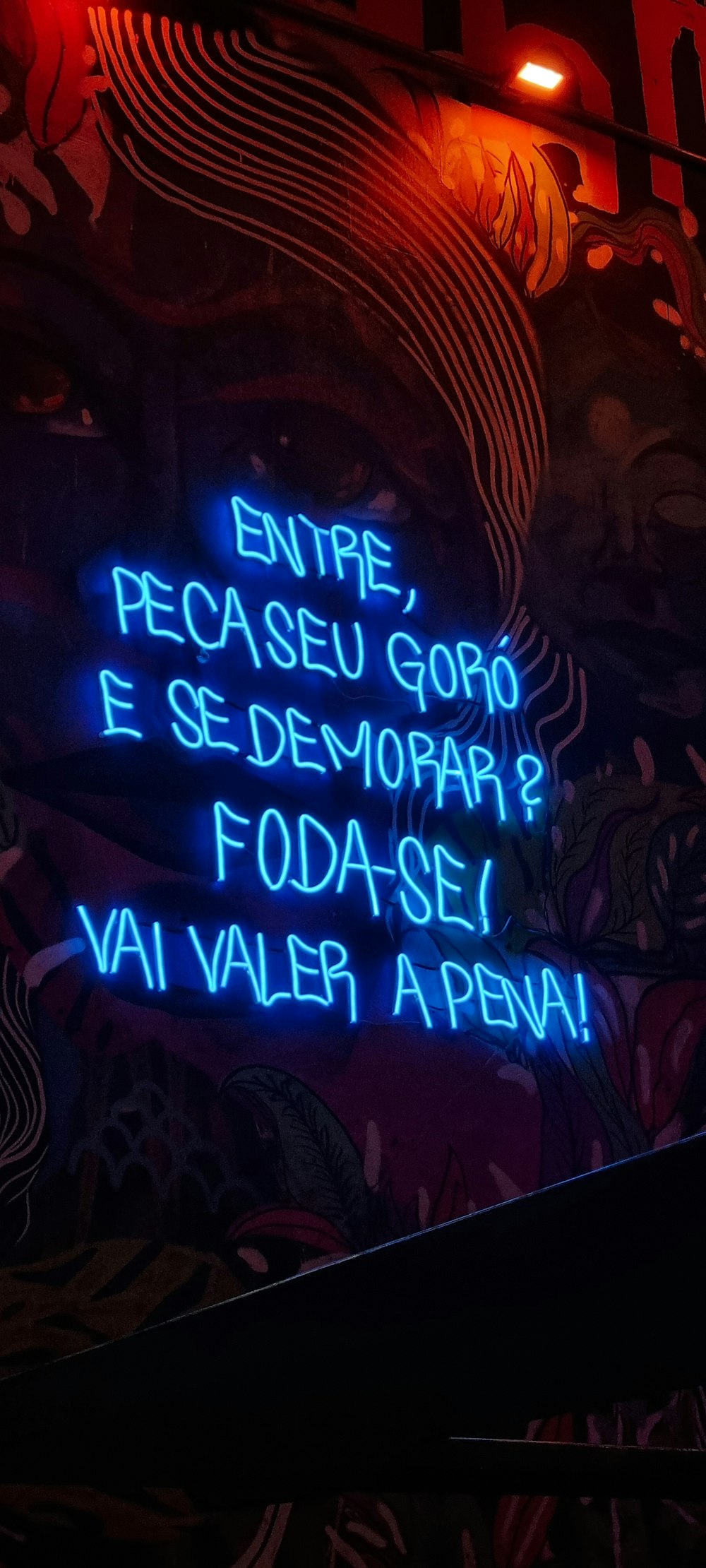 a neon sign that reads entre peca seu goro e se dev