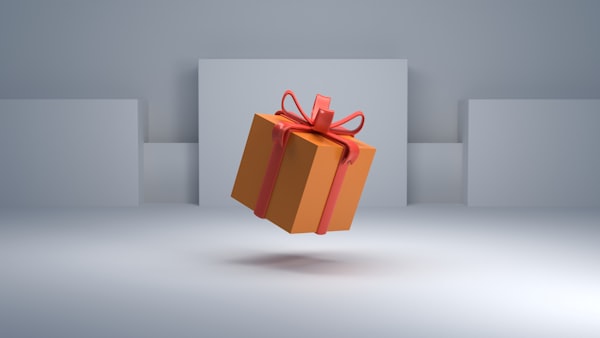 Orangefarbene Geschenkbox mit Schleife