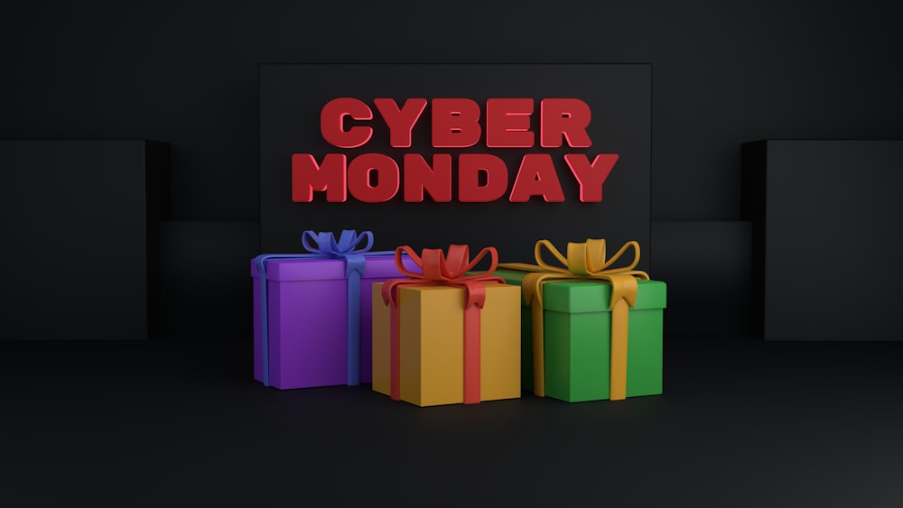 Un letrero que dice Cyber Monday junto a tres regalos envueltos