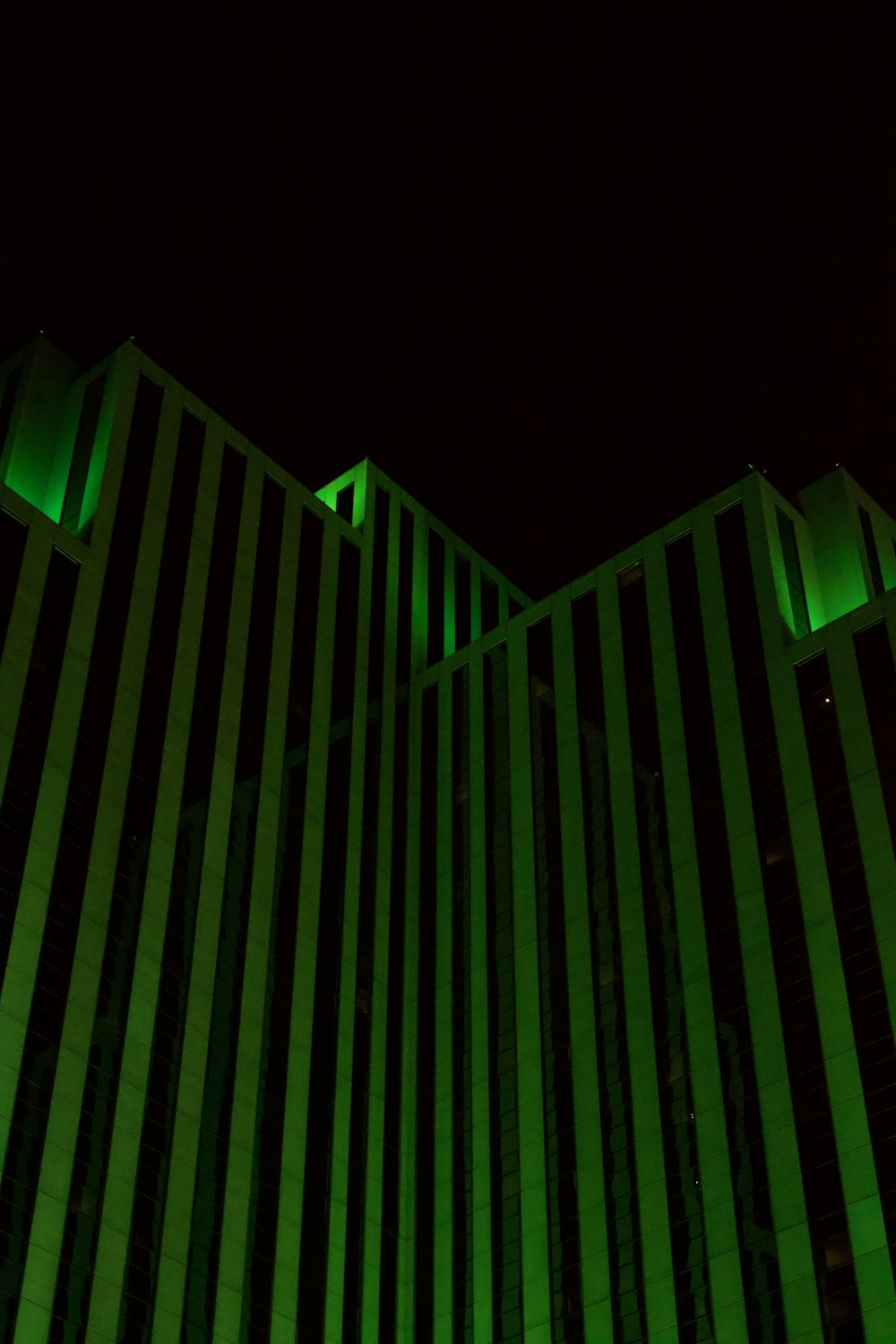 측면에 녹색 표시등이 있는 고층 건물