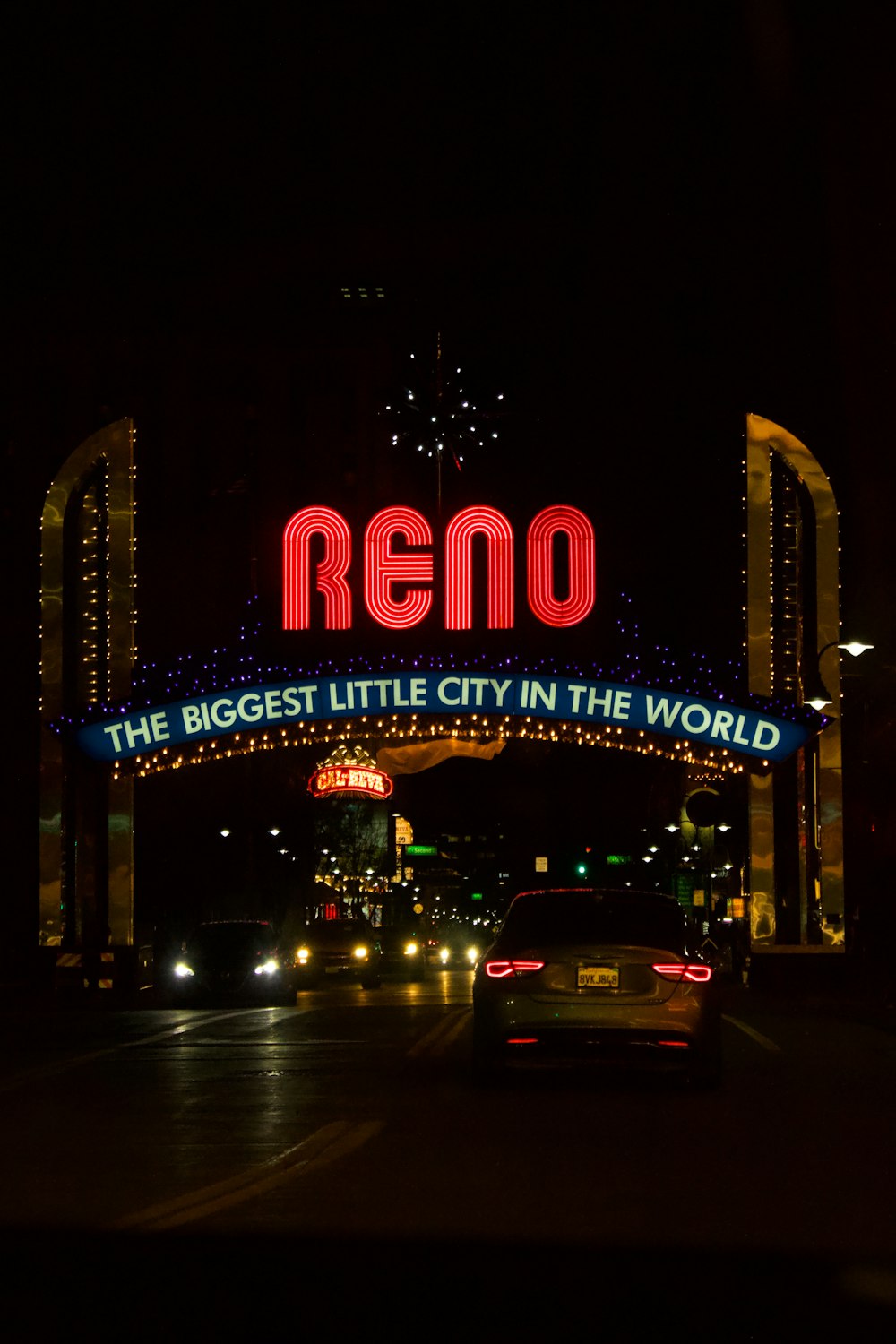 um letreiro de néon que lê reno a maior cidadezinha do mundo