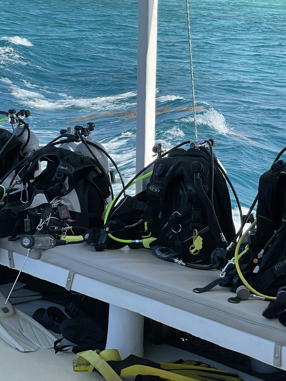 Tauchausrüstung ist auf einem Boot aufgereiht