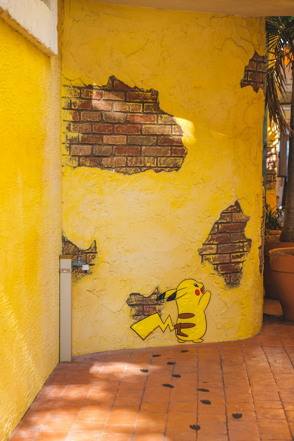 un muro giallo con un personaggio dei cartoni animati dipinto su di esso