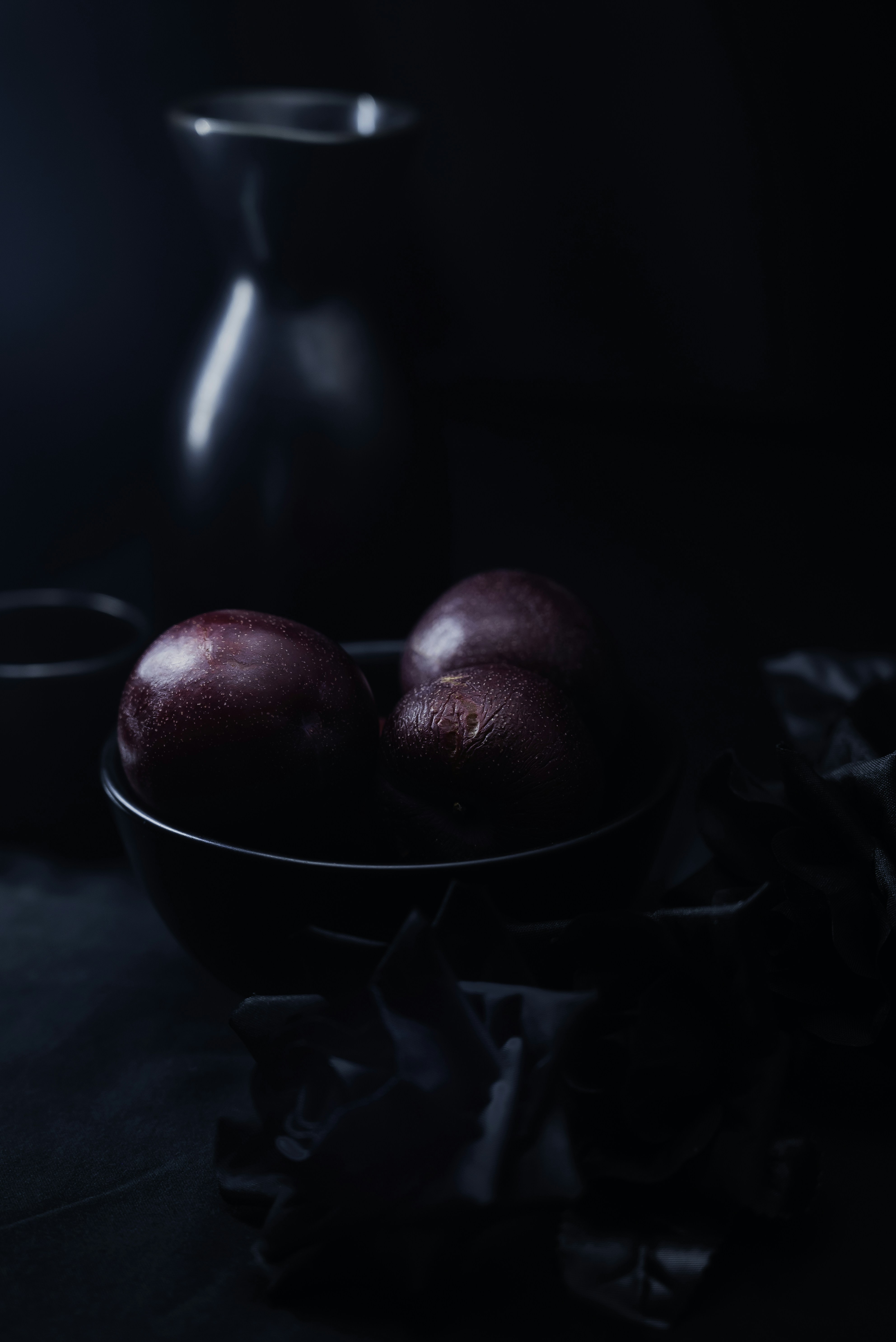 Zwei Äpfel in einer Schüssel auf einem Tisch