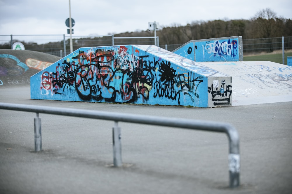 壁に落書きのあるスケートボードパーク