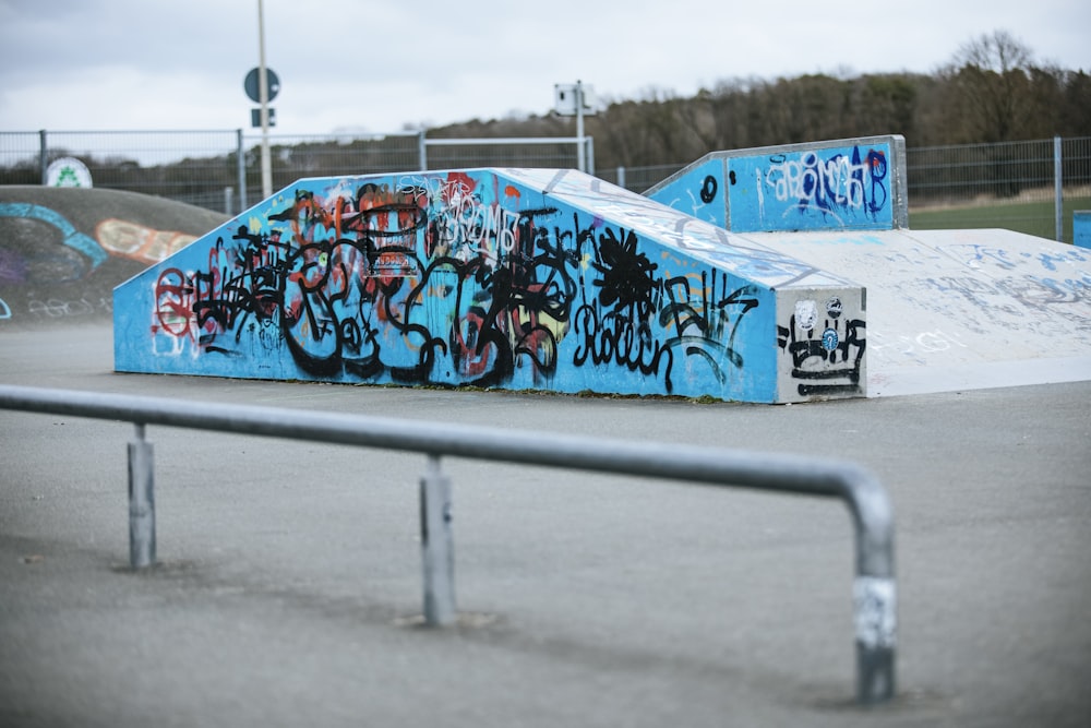 Un parque de skate con graffiti en las paredes