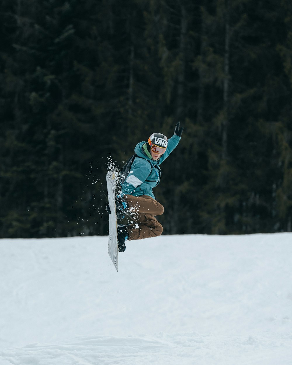 aftrekken spiritueel knelpunt A man flying through the air while riding a snowboard photo – Free Valberg  Image on Unsplash