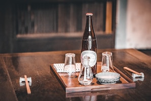 Single-serving bamboo plates and matching cups on a minimalist wooden tray, perfect for a relaxed breakfast or snack.
