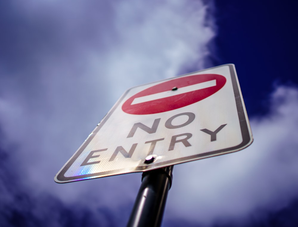 Un panneau d’interdiction d’entrée est affiché sur un ciel bleu