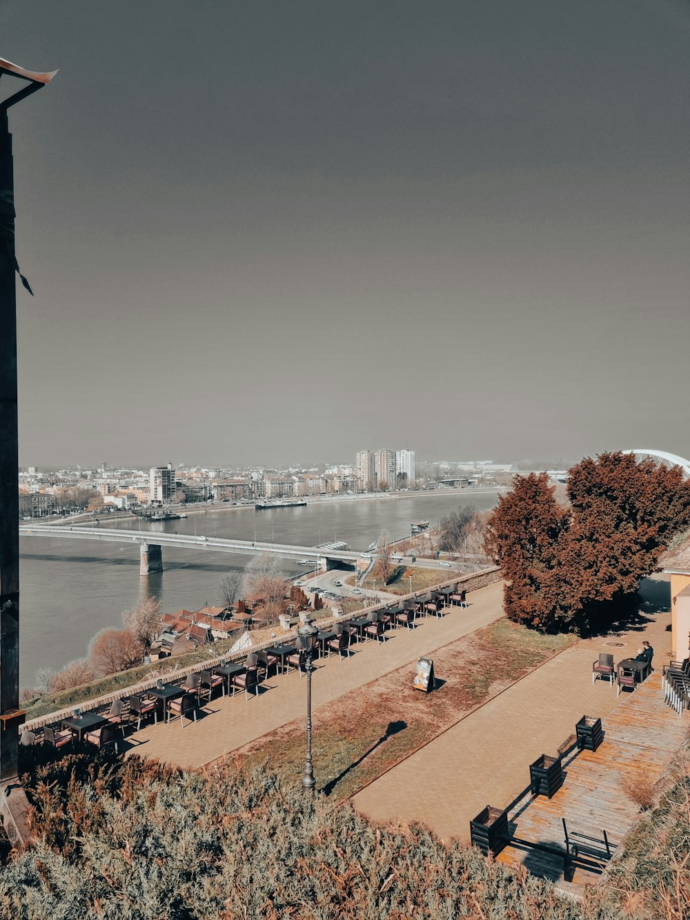 Blick auf eine Stadt und einen Fluss von einem Hügel aus