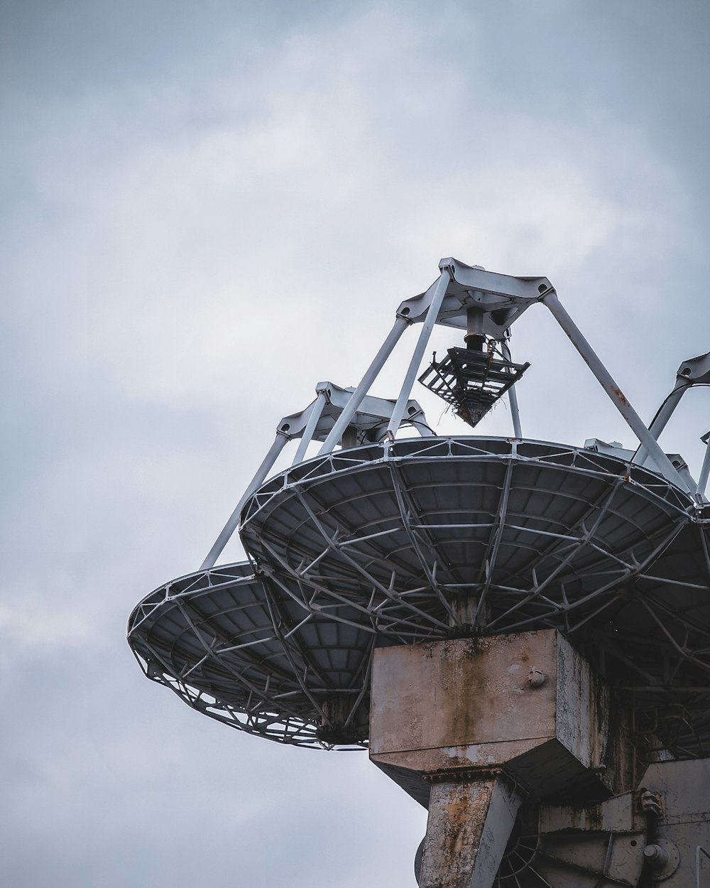 Una antena parabólica en la parte superior de un edificio con un fondo de cielo