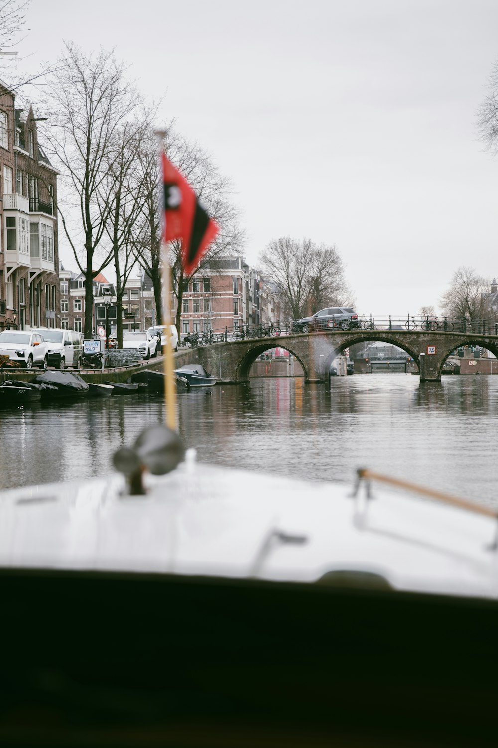 Ein Boot, das neben einer Brücke einen Fluss hinunterfährt