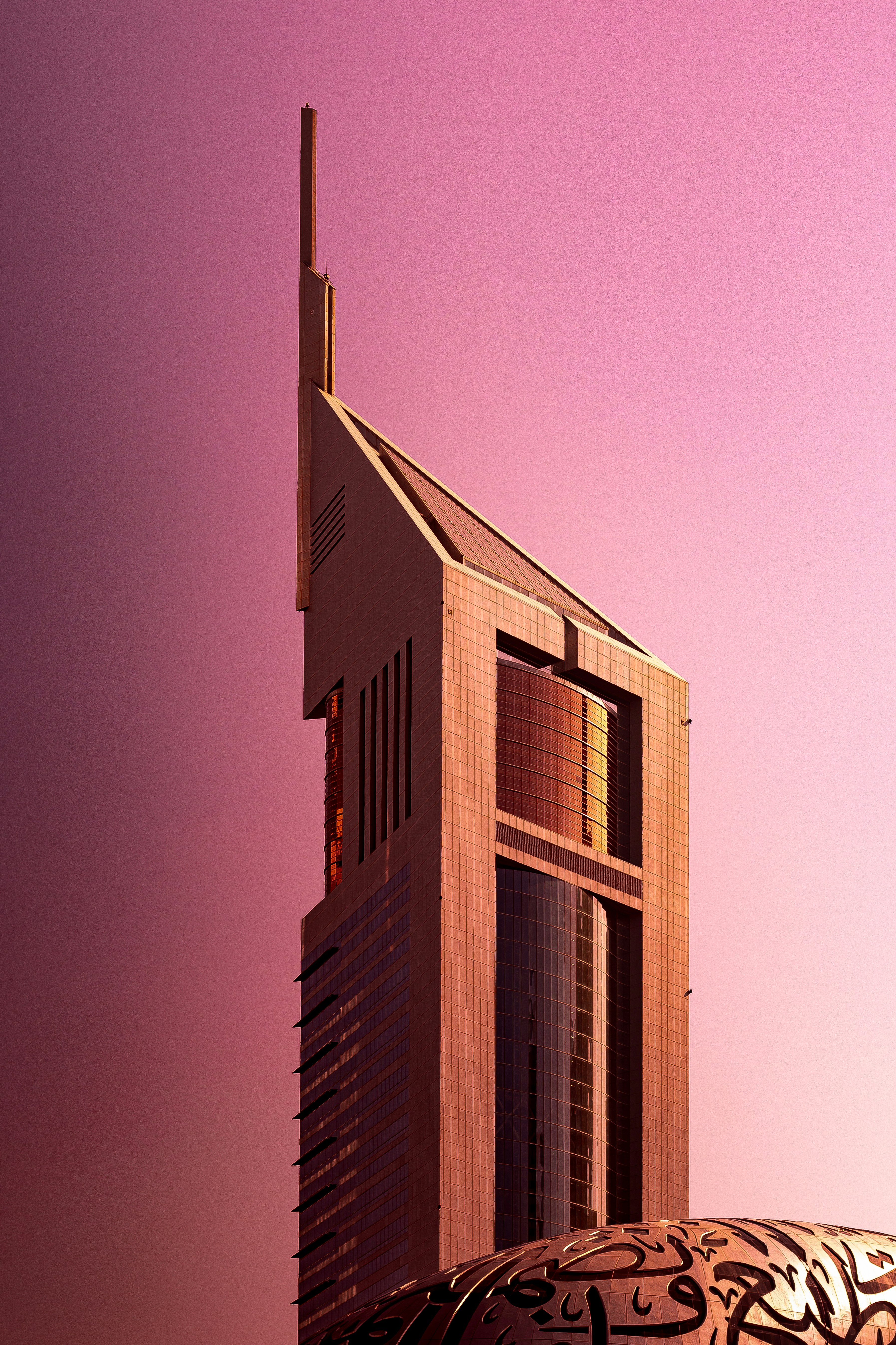 Ein hohes Gebäude mit einer Uhr an der Seite