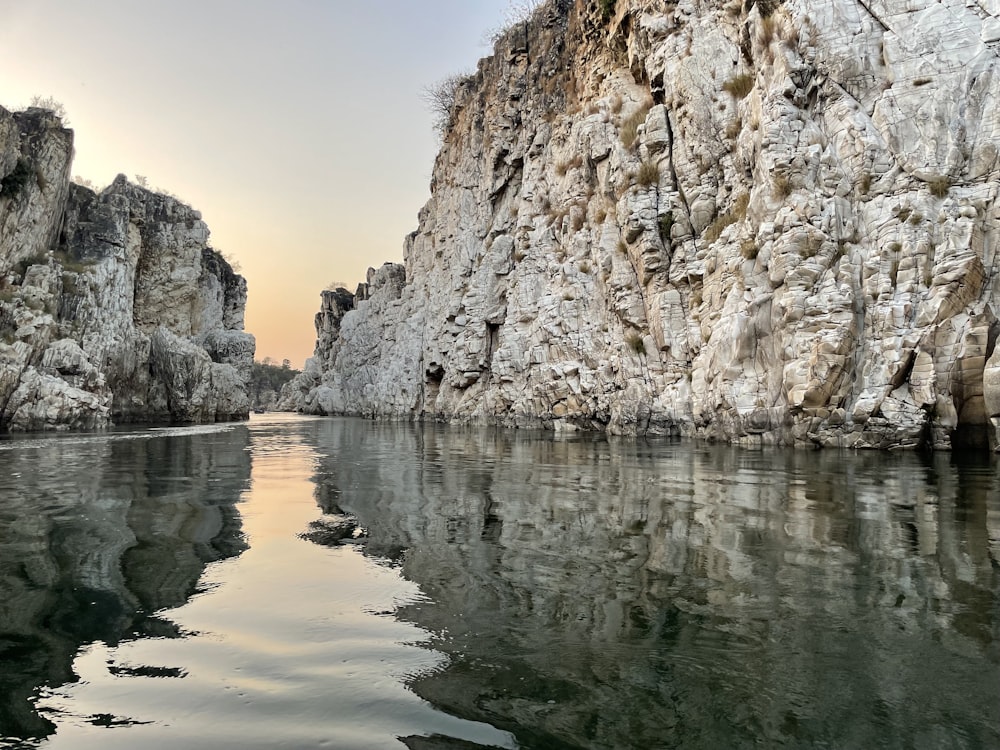 uno specchio d'acqua circondato da scogliere rocciose