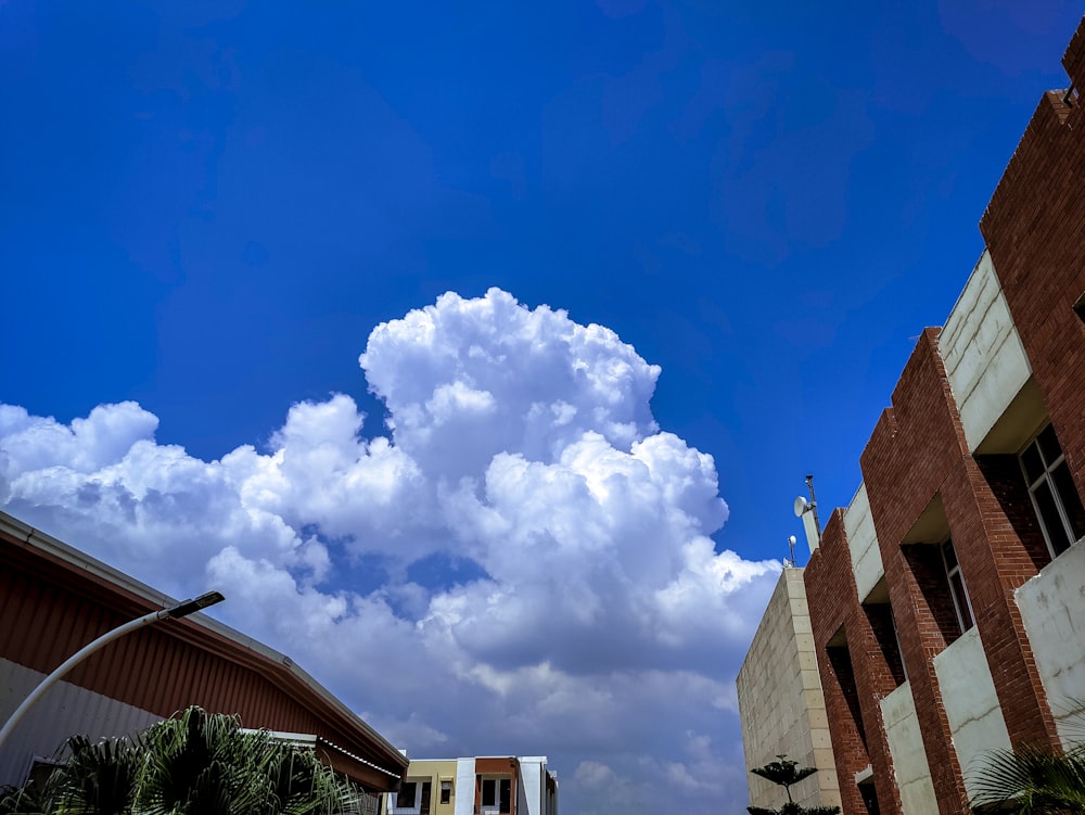 Una gran nube está en el cielo sobre un edificio