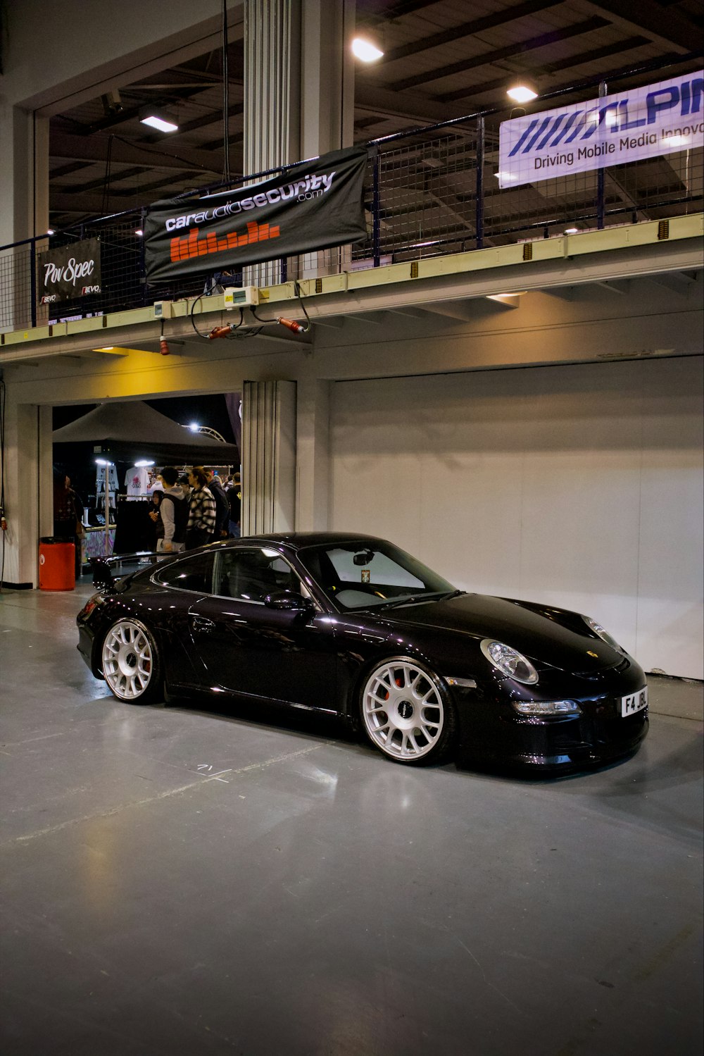 Une voiture de sport noire garée dans un garage