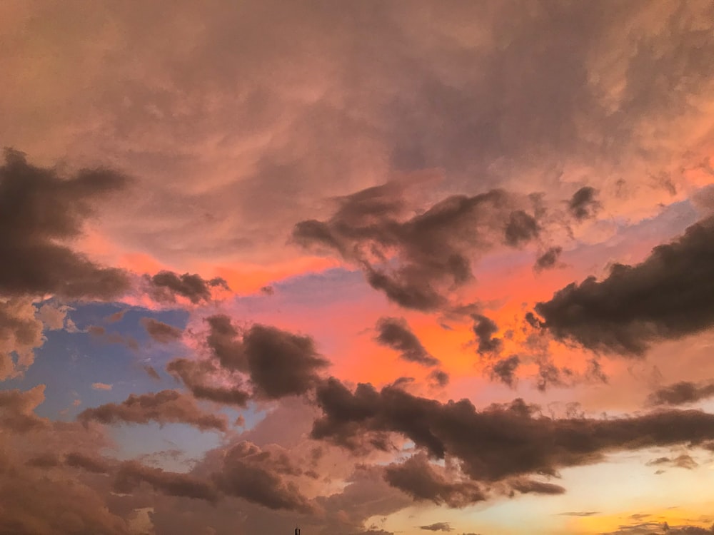 雲と空を飛ぶ飛行機のある夕日