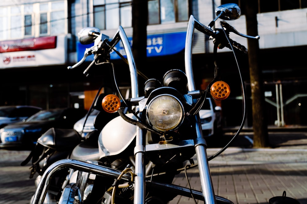 Gros plan d’une moto garée dans une rue de la ville