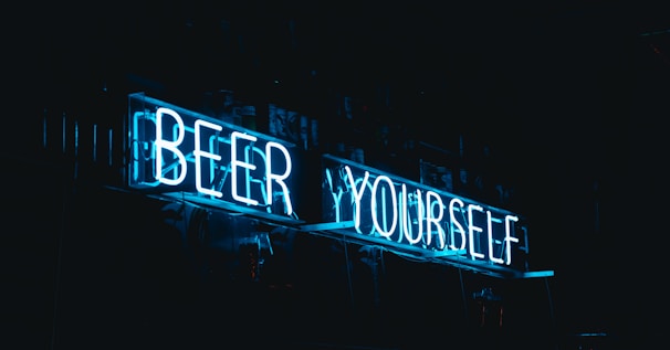 Eine Leuchtreklame mit der Aufschrift „Beer yourself“ (Bier selbst zapfen)