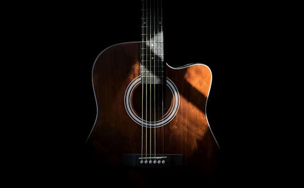 Akustische Gitarre vor dunklem Hintergrund