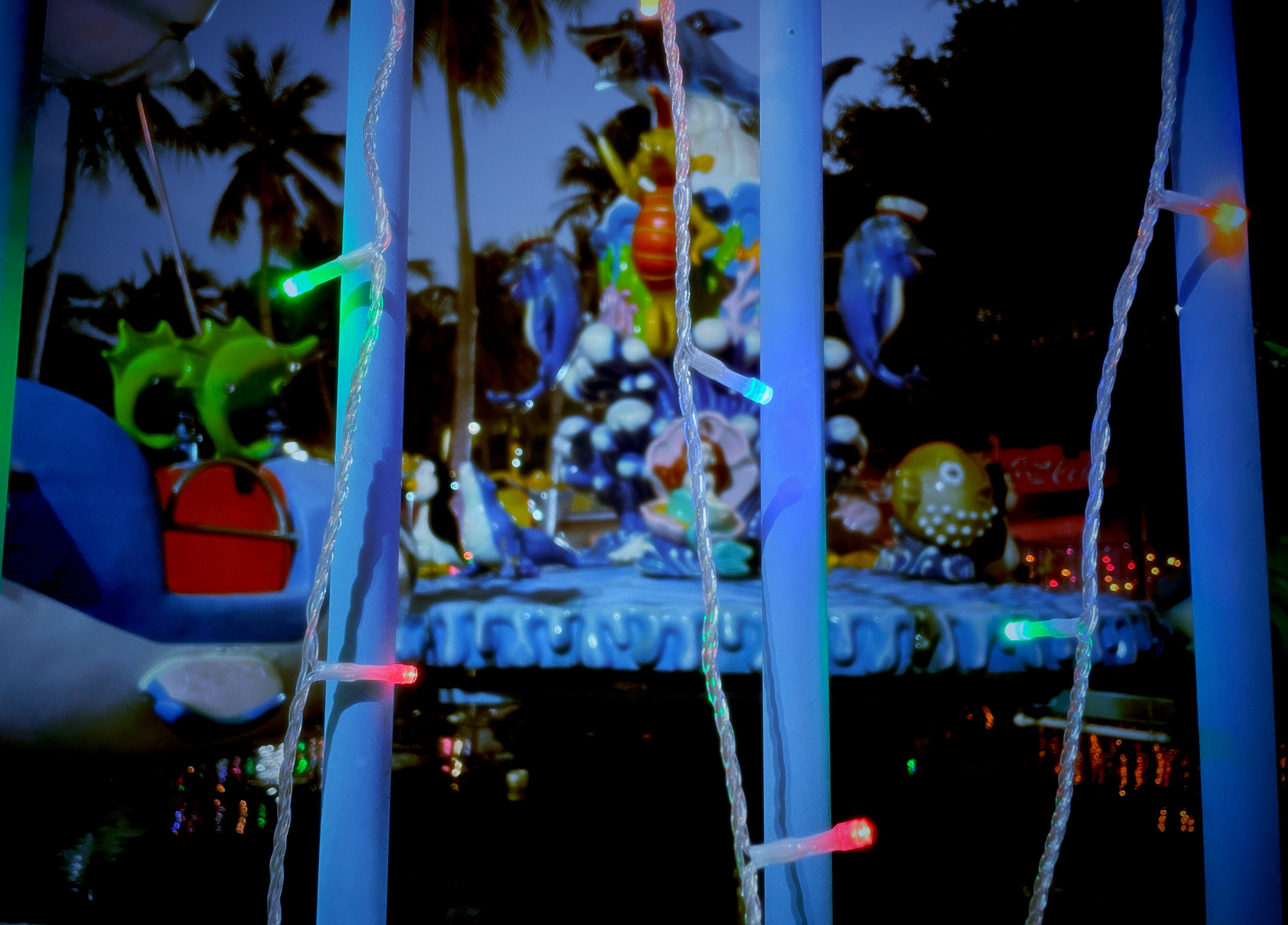Una carroza de carnaval con luces y decoraciones