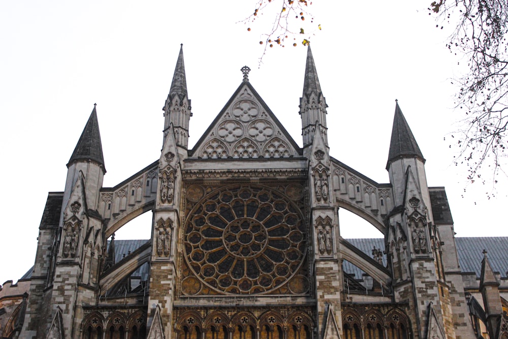 eine große Kathedrale mit einer Uhr auf der Vorderseite