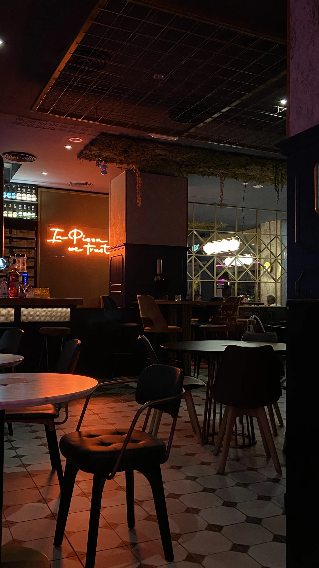 Salle du restaurant, néon In Pizza We Trust