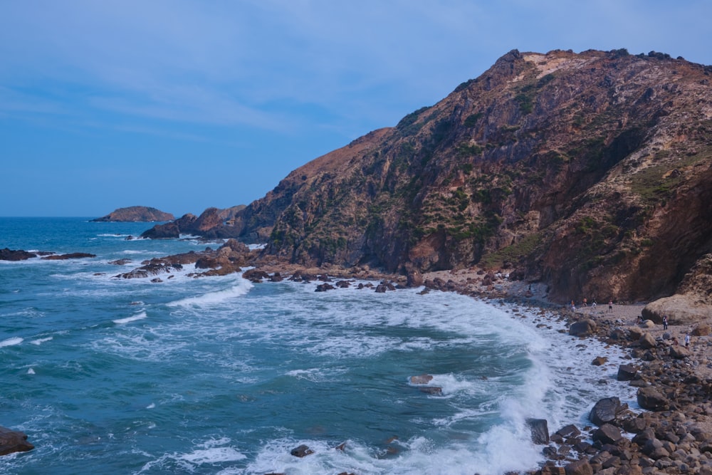 Eine felsige Küste mit Wellen, die gegen die Felsen prallen