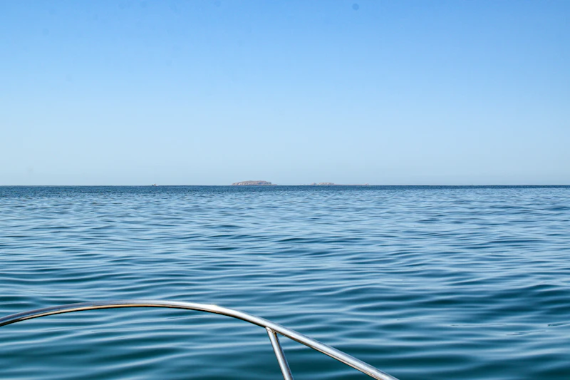 Vista del mar desde la proa de una lancha