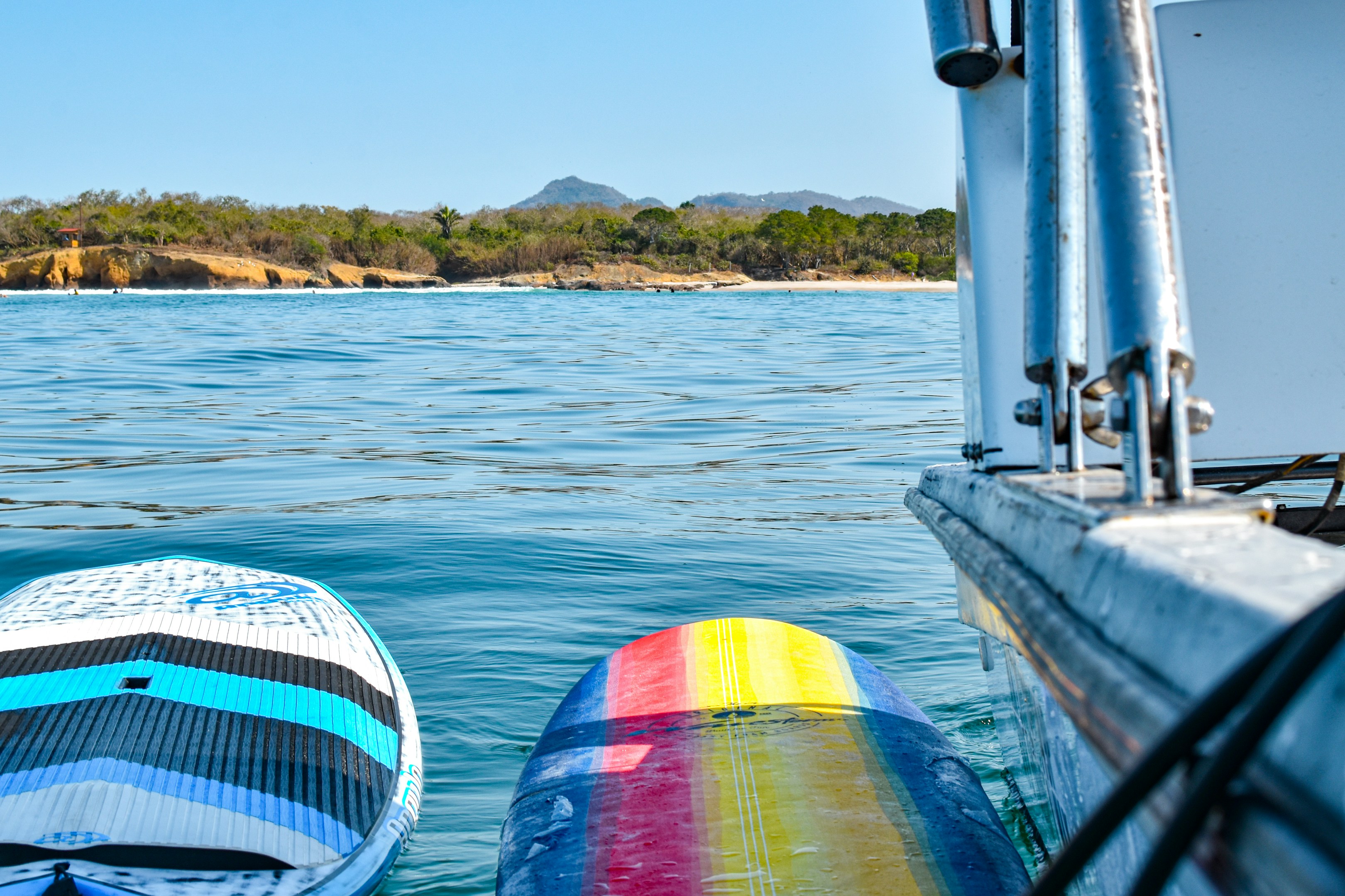 quelques planches de surf qui sont dans l’eau