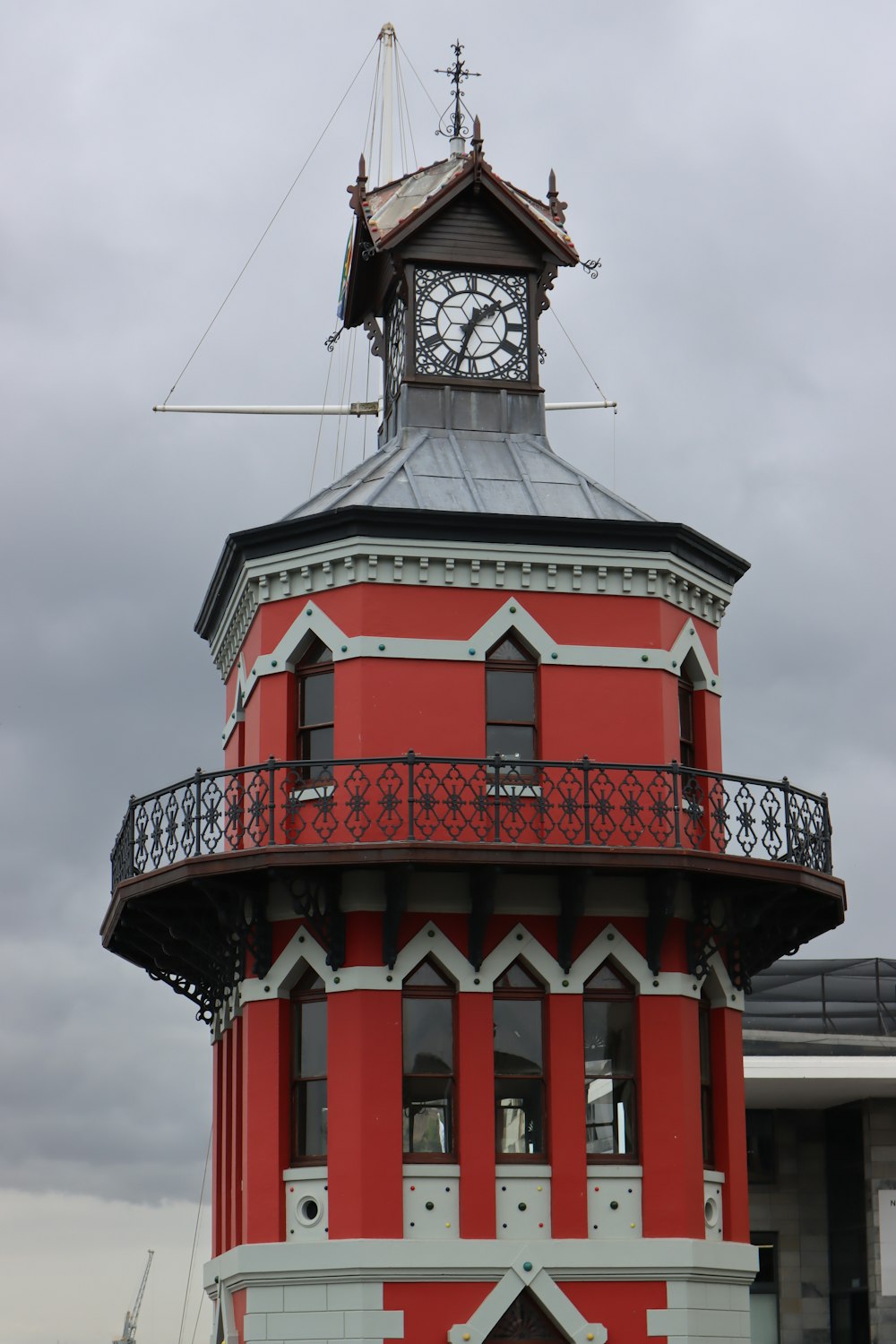 una torre roja con un reloj encima