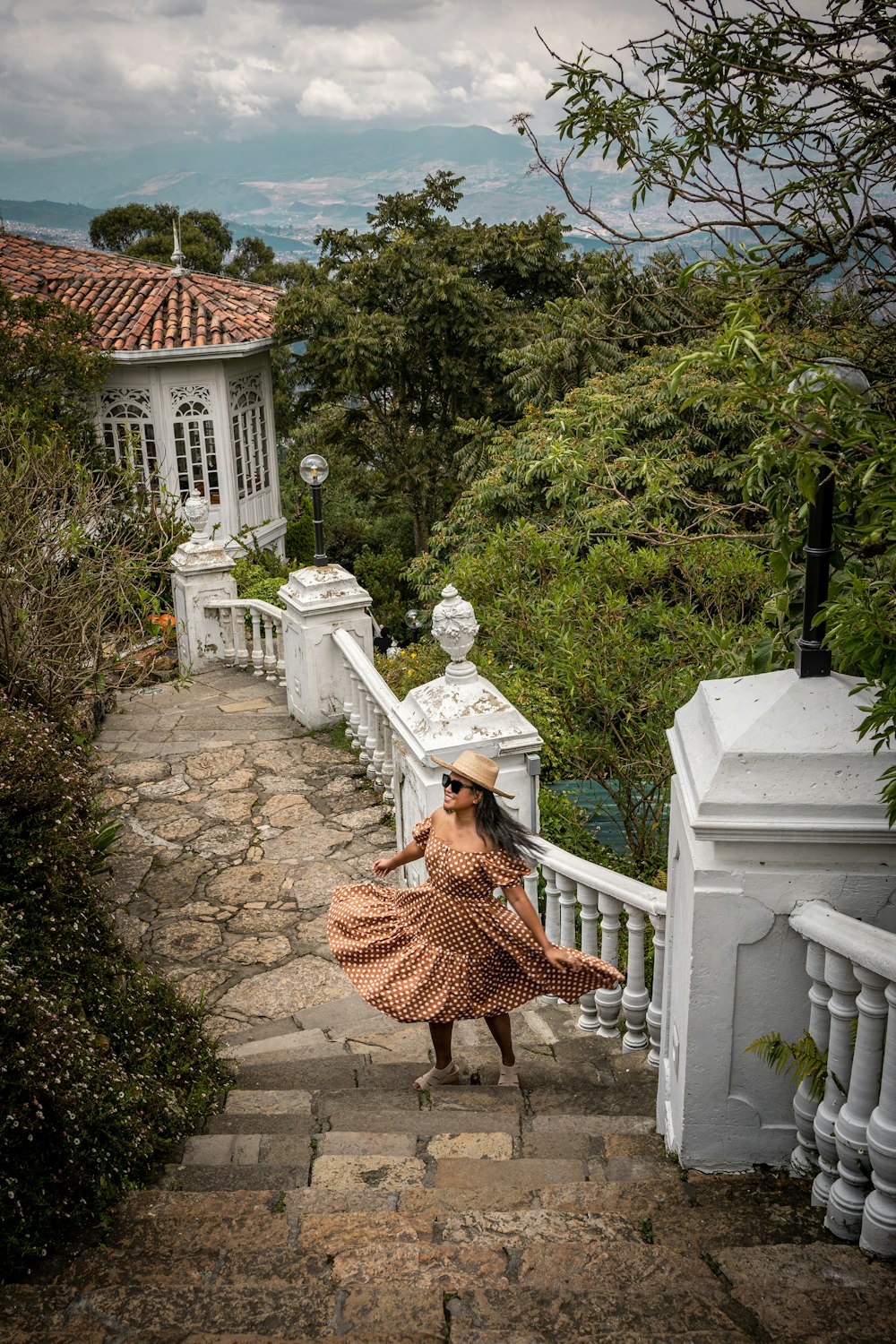 uma mulher em um vestido está descendo um conjunto de escadas