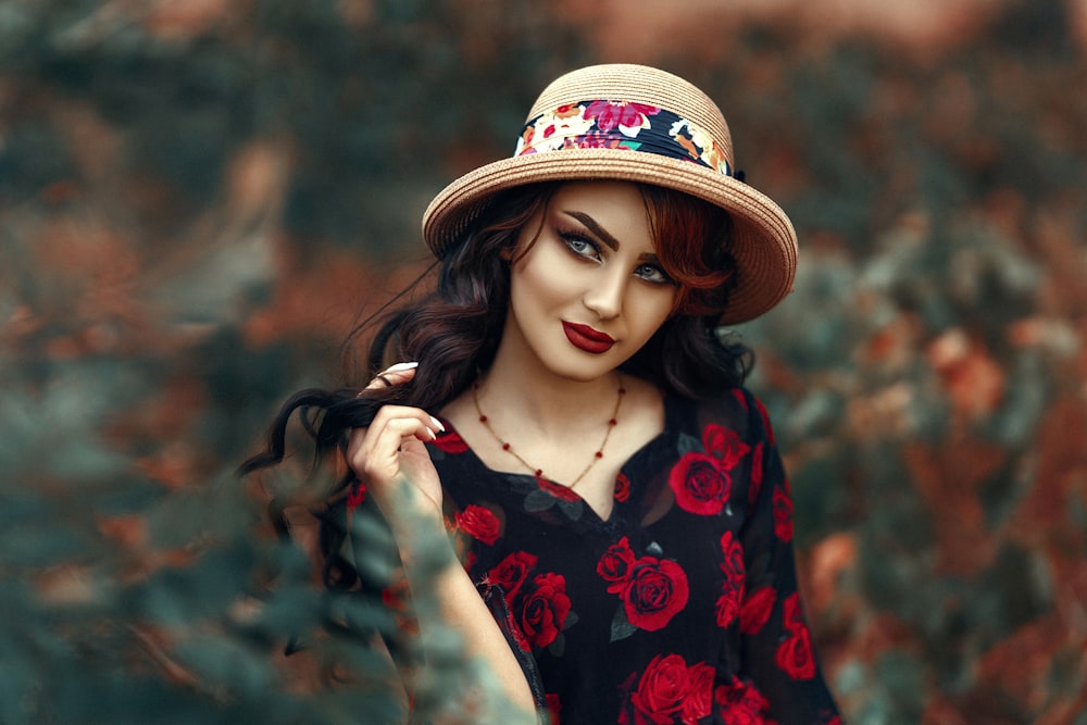 Una mujer con sombrero posa para una foto