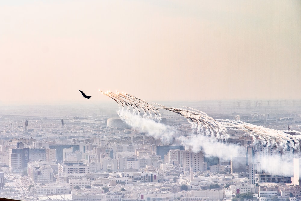 Un grupo de aviones sobrevolando una ciudad