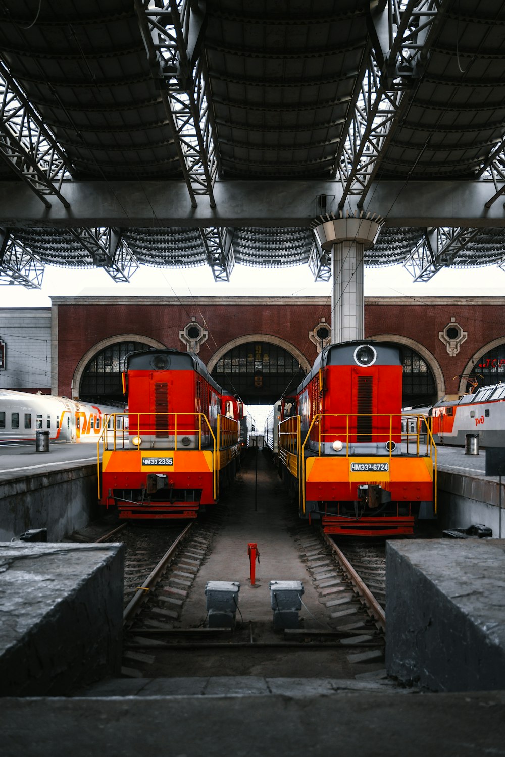 un par de trenes que están sentados en una estación de tren